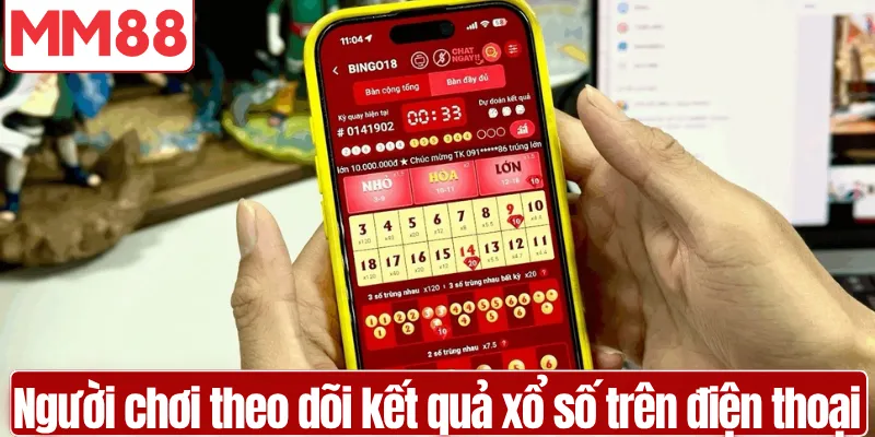Người chơi theo dõi kết quả xổ số trên điện thoại tiện lợi